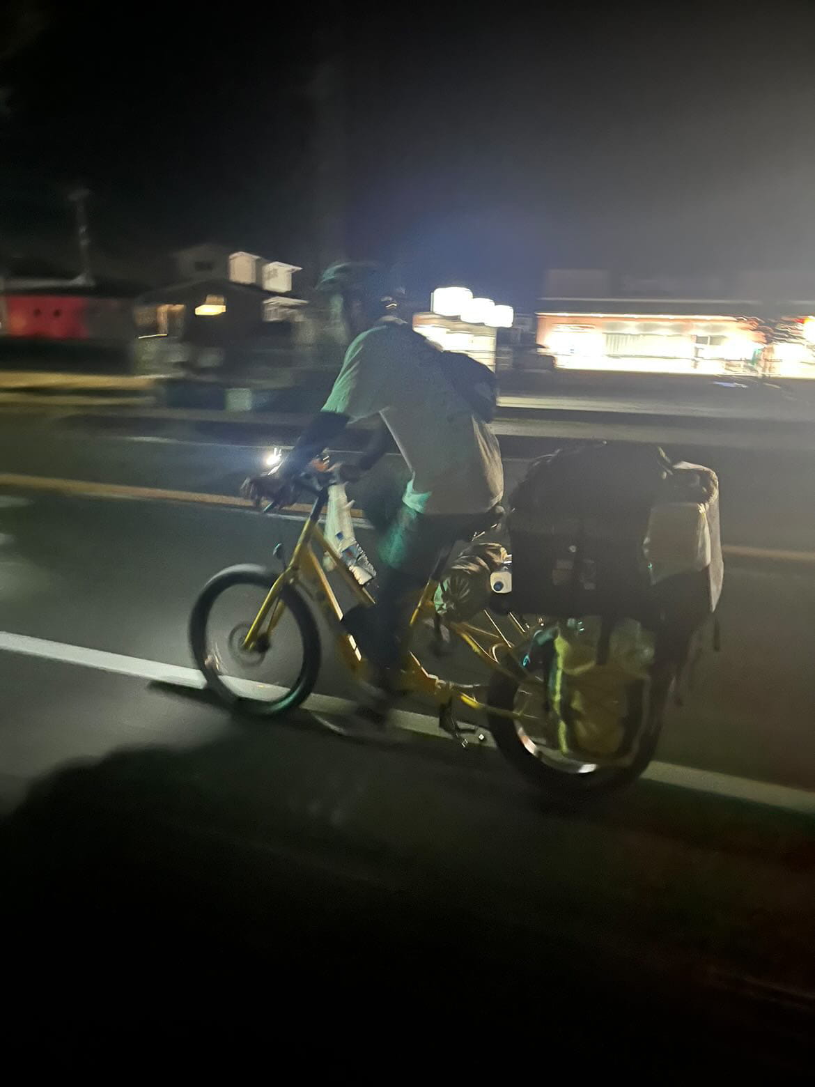 夜道を自転車で走っている姿
