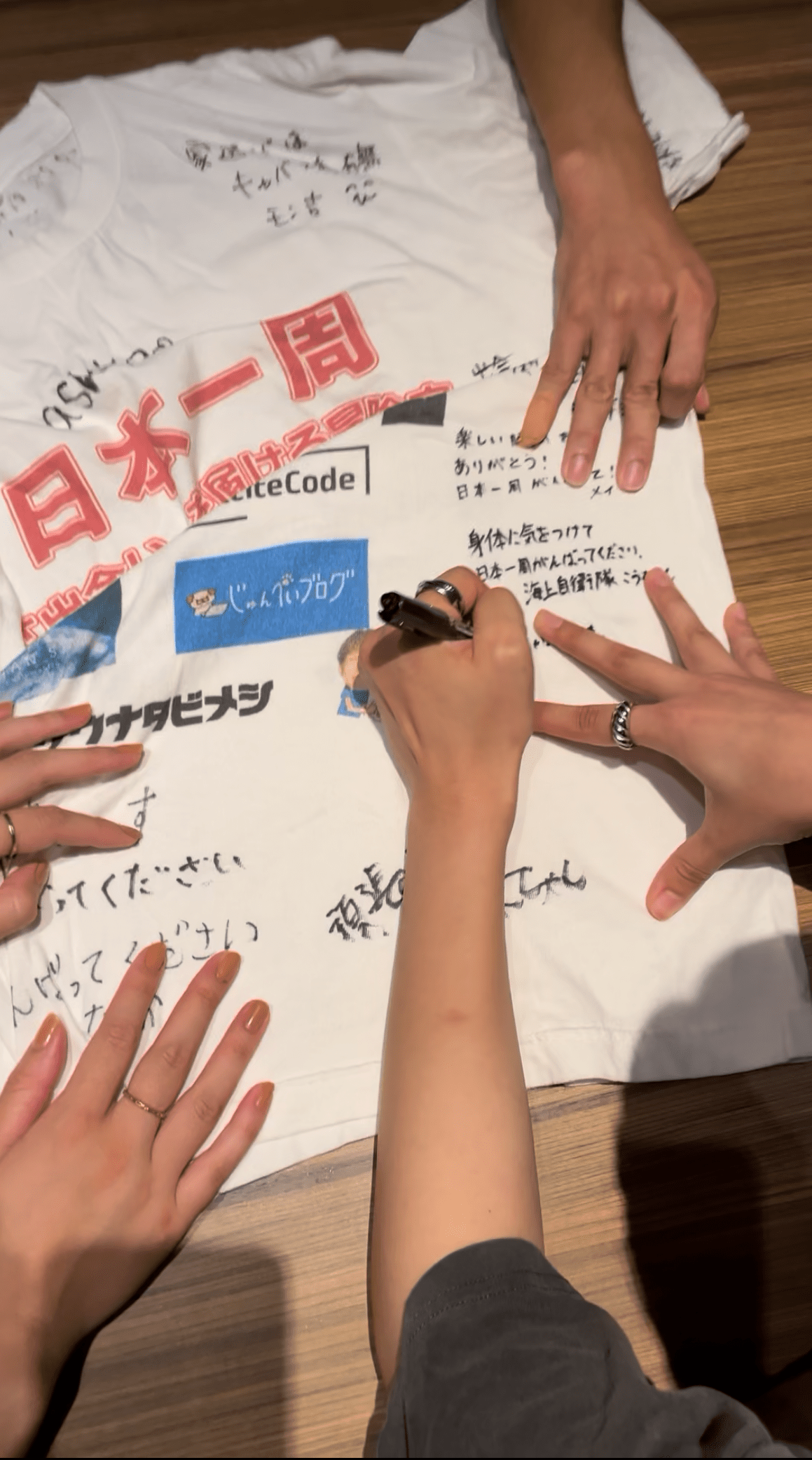 日本一周Tシャツに応援メッセージを書いてくれている様子