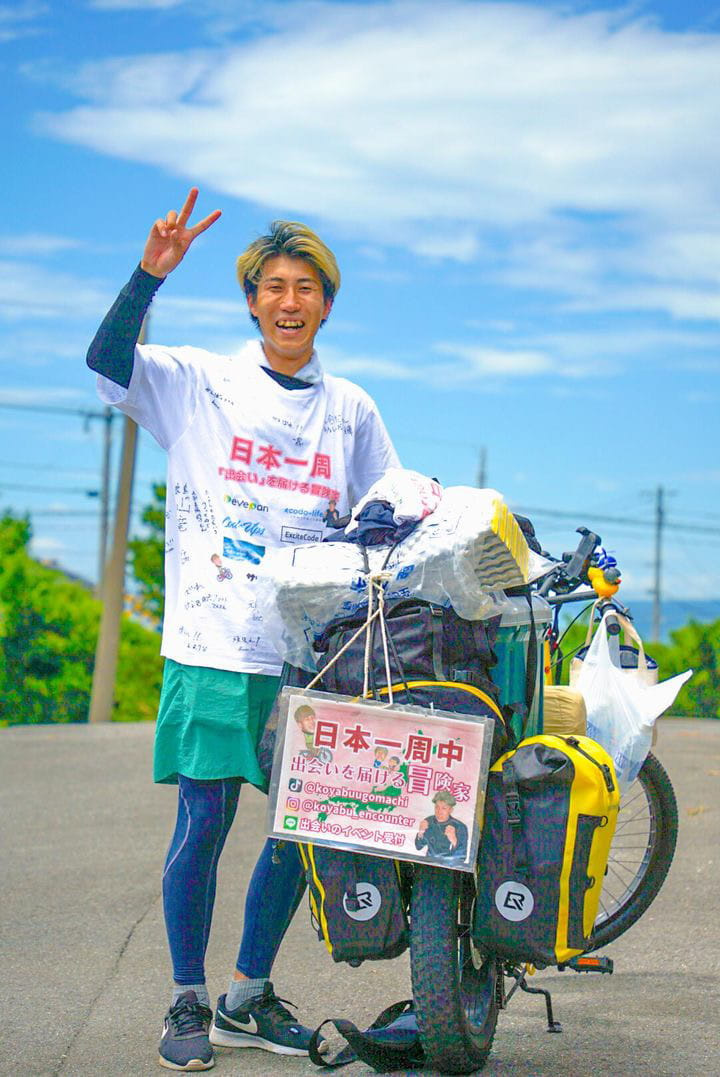 旅人がこっちを見て笑顔な姿
