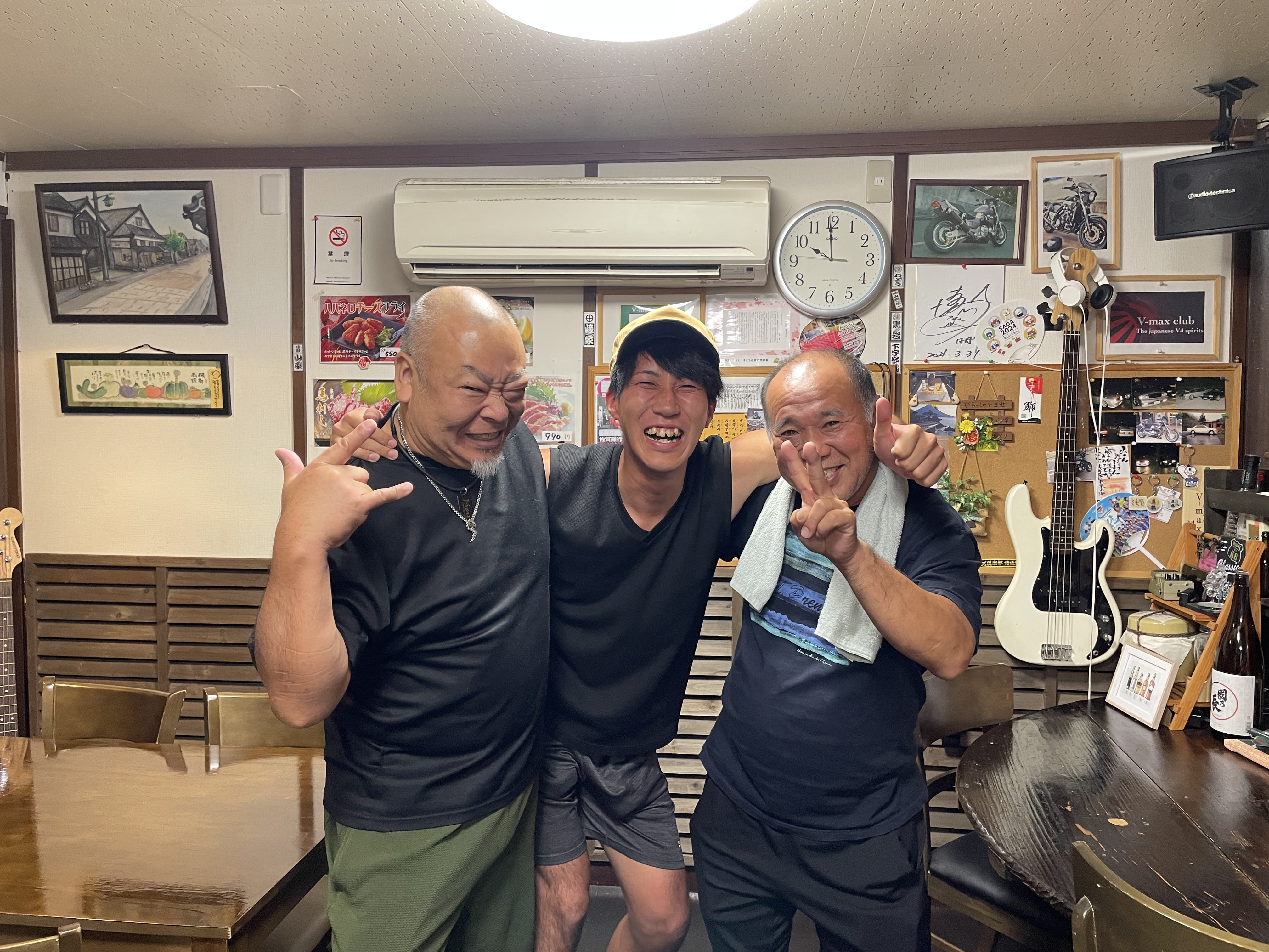 笑顔で3人組が肩を組んでいる様子